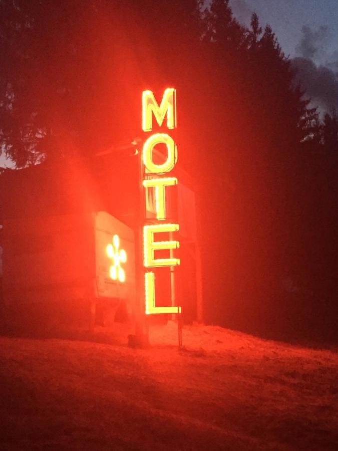 Piekalne Hotell Kalniesi Exteriör bild