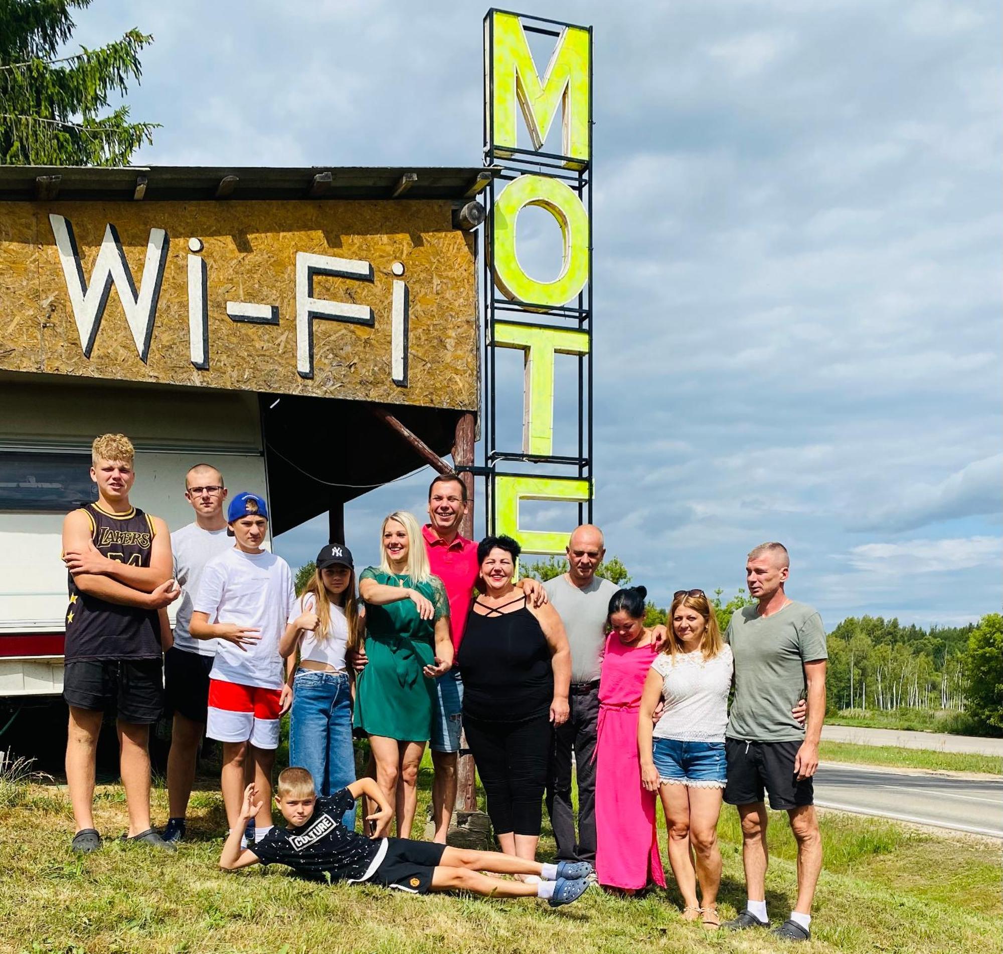 Piekalne Hotell Kalniesi Exteriör bild