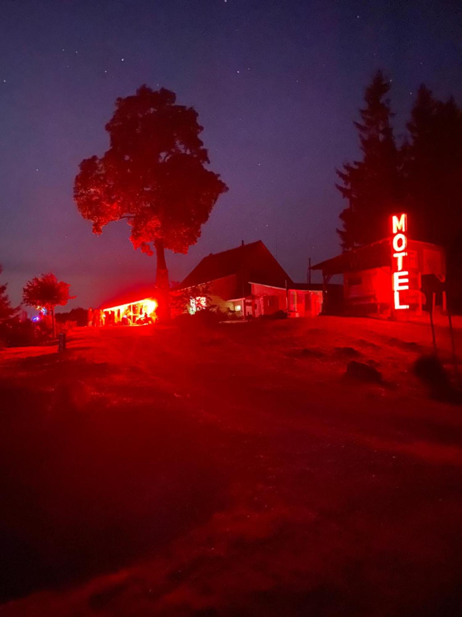 Piekalne Hotell Kalniesi Exteriör bild